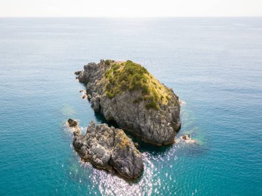 Scorzone Kaya, hava görünümü, ada, San Nicola Arcella, Cosenza Eyaleti, Calabria, İtalya. 06/26/2017. Adanın havadan görünümü, tatil ve deniz