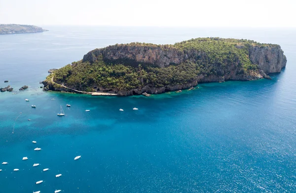 Isola di Dino, veduta aerea, isola e approdo, Praia a Mare, provincia di Cosenza, Calabria, Italia. 26 / 06 / 2017. Vista aerea dell'isola, vacanza e mare — Foto Stock