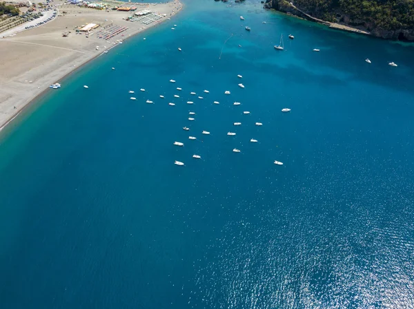 A légi felvétel, Praia a mare, Cosenza megyéhez tartozik, Calabria partvonala. a 2017/06/26. Strand és a Tirrén-tenger, a öblök és a hegycsúcsokra, kilátással a tengerre. Olaszország — Stock Fotó