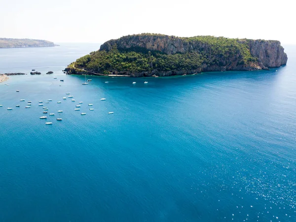 Dino Island, aerial view, island and landing, Praia a Mare, Cosenza Province, Calabria, Italy. 06/26/2017. Aerial view of the island, vacation and sea — Stock Photo, Image