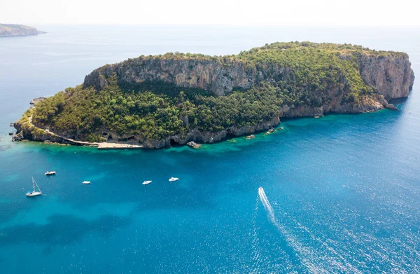 Dino Island, aerial view, island and landing, Praia a Mare, Cosenza Province, Calabria, Italy. 06/26/2017. Aerial view of the island, vacation and sea — Stock Photo, Image