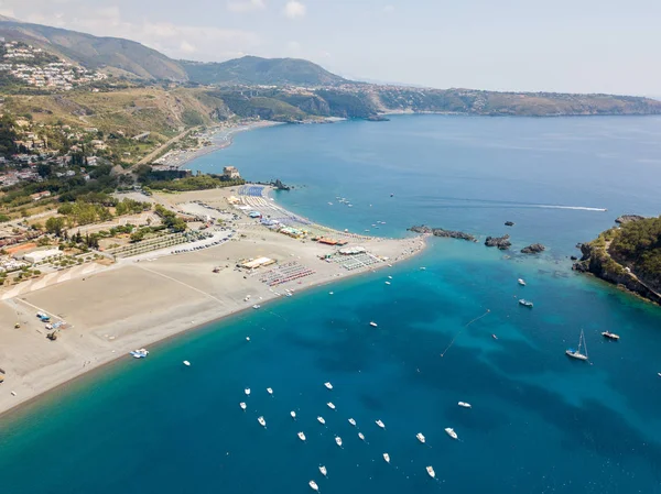 Dino Island, luchtfoto, eiland en strand Praia a Mare, provincie Cosenza, Calabrië, Italië. — Stockfoto