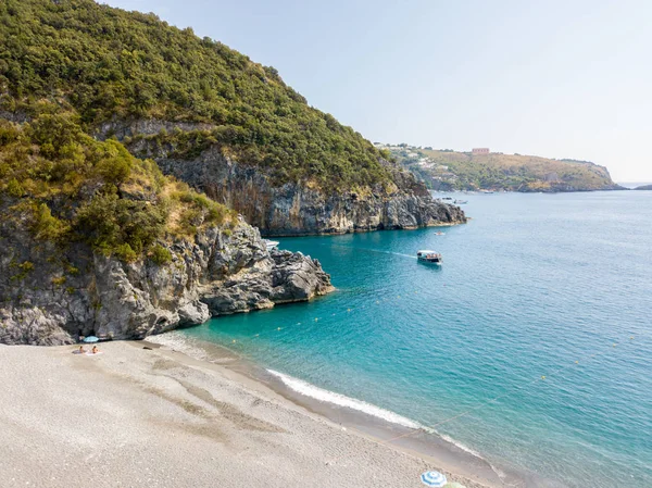 Calabria, havadan görünümü, San Nicola Arcella, bölgesindeki Cosenza kıyı şeridi. 06/26/2017. Plaj ve Tiren Denizi, koy ve Deniz Manzaralı promontories. İtalya