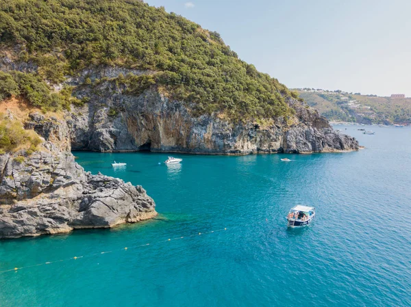 Calabria, havadan görünümü, San Nicola Arcella, bölgesindeki Cosenza kıyı şeridi. 06/26/2017. Plaj ve Tiren Denizi, koy ve Deniz Manzaralı promontories. İtalya