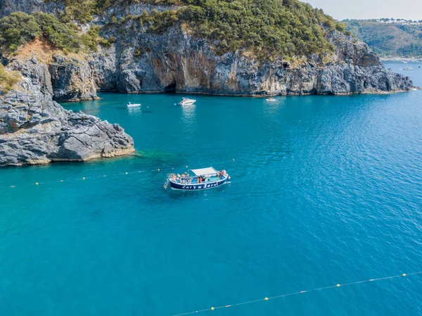 Calabria, havadan görünümü, San Nicola Arcella, bölgesindeki Cosenza kıyı şeridi. 06/26/2017. Plaj ve Tiren Denizi, koy ve Deniz Manzaralı promontories. İtalya