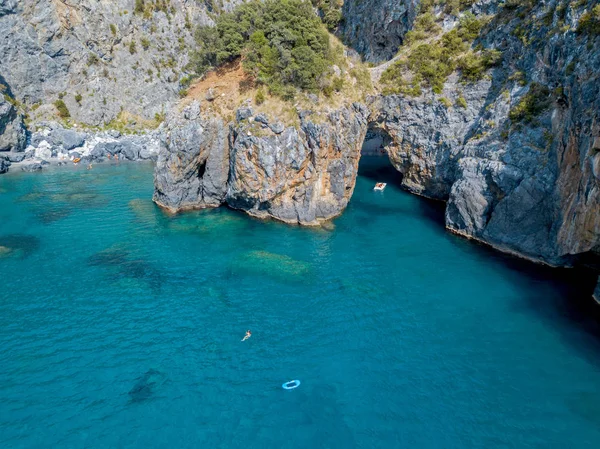 Büyük kemer, havadan görünümü, kemer Rock, Arco Magno ve plaj, San Nicola Arcella, Cosenza eyaletinde, Calabria, İtalya. 06/26/2017