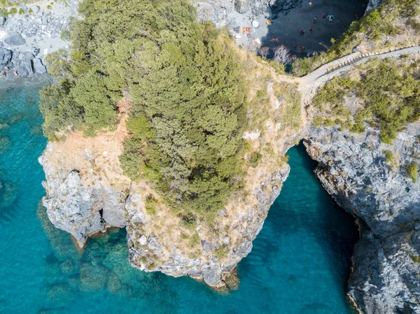 Büyük kemer, havadan görünümü, kemer Rock, Arco Magno ve plaj, San Nicola Arcella, Cosenza eyaletinde, Calabria, İtalya. 06/26/2017