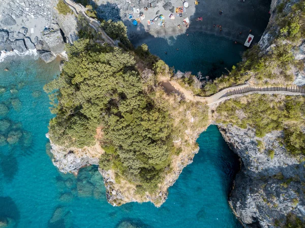 Büyük kemer, havadan görünümü, kemer Rock, Arco Magno ve plaj, San Nicola Arcella, Cosenza eyaletinde, Calabria, İtalya. 06/26/2017