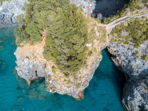 Büyük kemer, havadan görünümü, kemer Rock, Arco Magno ve plaj, San Nicola Arcella, Cosenza eyaletinde, Calabria, İtalya. 06/26/2017