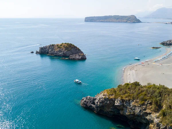 Isle of Dino ve Scoglio dello Scorzone, havadan görünüm, ada ve iniş, Praia a Mare ve San Nicola Arcella, Cosenza Eyaleti, Calabria, İtalya. 06/26/2017. Adanın havadan görünümü, tatil ve deniz