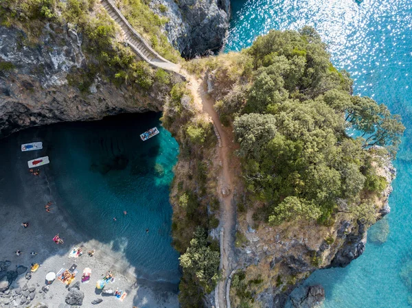 Büyük kemer, havadan görünümü, kemer Rock, Arco Magno ve plaj, San Nicola Arcella, Cosenza eyaletinde, Calabria, İtalya. 06/26/2017