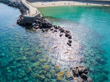 Bir iskele taş ve kayalar ile hava görünümünü denizde. Pizzo Calabro, panoramik yukarıdan iskele. Yaz deniz ve Turizm Güney İtalya Calabrian kıyılarında. Calabria, İtalya