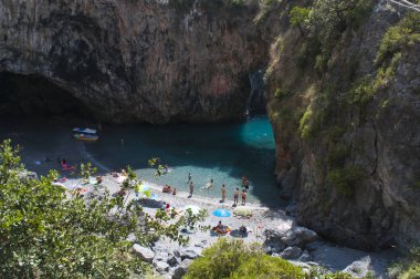Calabria, İtalya: Arco Magno beach, büyük kemer beach, dalgalar tarafından yüzyıllar, yakınındaki küçük şehir San Nicola Arcella sırasında yapılan doğal bir kemer ile gizli bir küçük koy