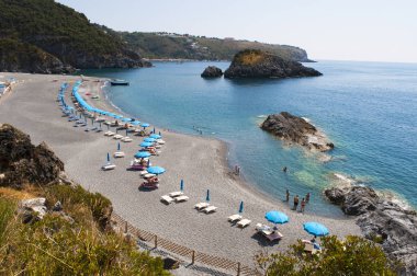 Calabria, İtalya: siyah Scoglio plaj dello Scorzone, Scorzone'nın Rock, dalgalar tarafından yüzyıllar yakınındaki küçük şehir San Nicola Arcella sırasında yapılan doğal taşlarla bay gizli