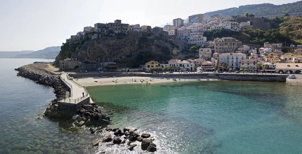 Luftaufnahme von pizzo calabro, pier, burg, kalabrien, tourismus italien. Blick auf die kleine Stadt Pizzo Calabro am Meer — Stockfoto