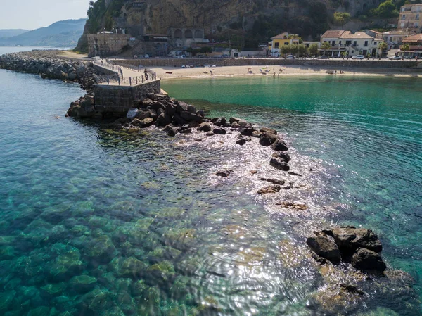 Vista aérea de um cais com rochas e rochas no mar. Pier de Pizzo Calabro, vista panorâmica de cima. Verão mar e turismo na costa da Calábria do Sul da Itália. Calábria, Itália — Fotografia de Stock