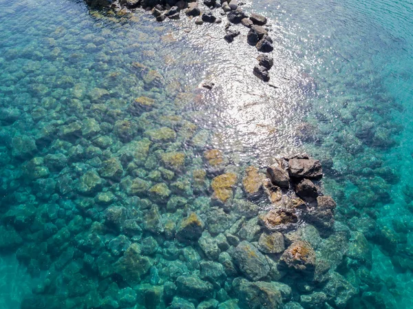 Aerial view of a pier with rocks and rocks on the sea. Pier of Pizzo Calabro, panoramic view from above. Summer sea and tourism on the Calabrian coast of Southern Italy. Calabria, Italy — Stock Photo, Image