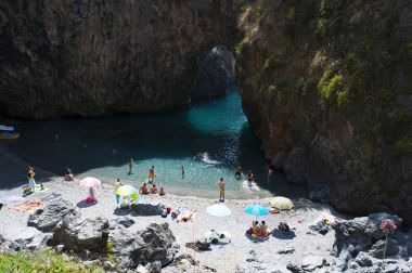 Calabria, İtalya: Arco Magno beach, büyük kemer beach, dalgalar tarafından yüzyıllar, yakınındaki küçük şehir San Nicola Arcella sırasında yapılan doğal bir kemer ile gizli bir küçük koy