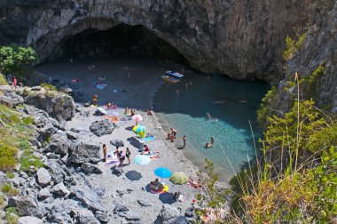 Calabria, İtalya: Arco Magno beach, büyük kemer beach, dalgalar tarafından yüzyıllar, yakınındaki küçük şehir San Nicola Arcella sırasında yapılan doğal bir kemer ile gizli bir küçük koy