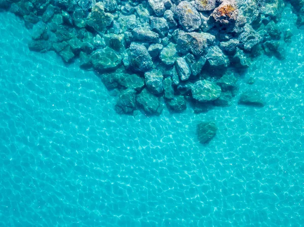 Luchtfoto van de rotsen aan de zee. Overzicht van de zeebodem gezien vanaf boven, transparant water — Stockfoto