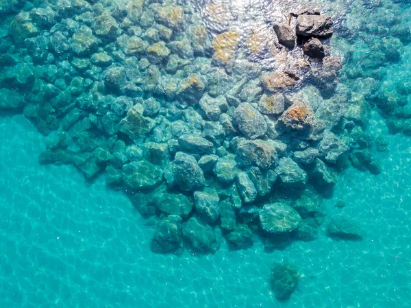 Aerial view of the rocks on the sea. Overview of the seabed seen from above, transparent water — Stock Photo, Image