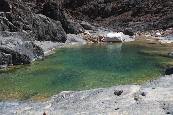 Socotra, Yemen, Midden-Oosten: het adembenemende uitzicht op het Dirhur bergmeer, de wadi, in het hart van de draak bloed bomen bos op het eiland Socotra — Stockfoto