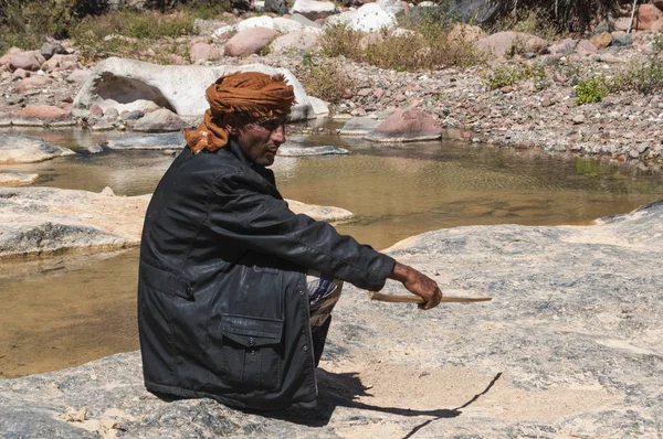 Socotra, Jemen, Közel-Kelet: egy pásztor, a rock, a Dirhur hegyi tó nyugszik, a wadi, a szívében a sárkány vér fák erdő a Socotra sziget — Stock Fotó