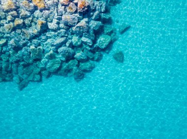 Denizde hava görünümünü taş. Yukarıda, şeffaf su Marnixkade deniz dibinin genel bakış