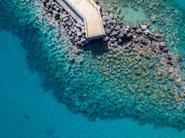 Bir iskele taş ve kayalar ile hava görünümünü denizde. Pizzo Calabro, panoramik yukarıdan iskele. Yaz deniz ve Turizm Güney İtalya Calabrian kıyılarında. Calabria, İtalya