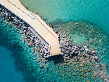 Bir iskele taş ve kayalar ile hava görünümünü denizde. Pizzo Calabro, panoramik yukarıdan iskele. Yaz deniz ve Turizm Güney İtalya Calabrian kıyılarında. Calabria, İtalya