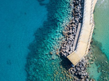 Bir iskele taş ve kayalar ile hava görünümünü denizde. Pizzo Calabro, panoramik yukarıdan iskele. Yaz deniz ve Turizm Güney İtalya Calabrian kıyılarında. Calabria, İtalya