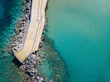 Bir iskele taş ve kayalar ile hava görünümünü denizde. Pizzo Calabro, panoramik yukarıdan iskele. Yaz deniz ve Turizm Güney İtalya Calabrian kıyılarında. Calabria, İtalya