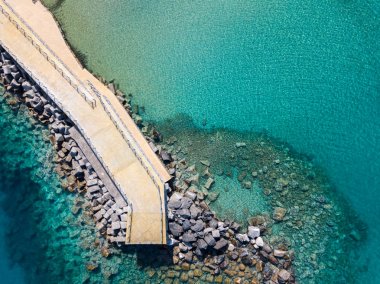 Bir iskele taş ve kayalar ile hava görünümünü denizde. Pizzo Calabro, panoramik yukarıdan iskele. Yaz deniz ve Turizm Güney İtalya Calabrian kıyılarında. Calabria, İtalya