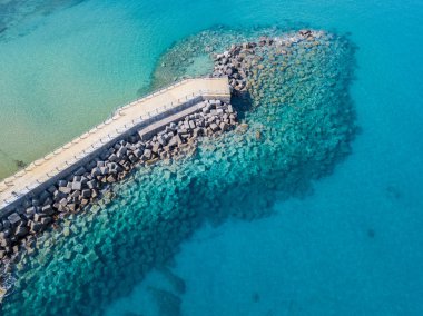 Bir iskele taş ve kayalar ile hava görünümünü denizde. Pizzo Calabro, panoramik yukarıdan iskele. Yaz deniz ve Turizm Güney İtalya Calabrian kıyılarında. Calabria, İtalya
