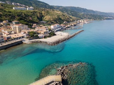 Bir iskele taş ve kayalar ile hava görünümünü denizde. Pizzo Calabro, panoramik yukarıdan iskele. Yaz deniz ve Turizm Güney İtalya Calabrian kıyılarında. Calabria, İtalya