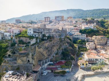 Pizzo Calabro, iskele, kale, hava görünümünü Calabria, turizm İtalya. Panoramik bir küçük kasaba, Pizzo Calabro denizin kenarında. Taş evler. Cliff üzerinde Aragonca kalenin standları