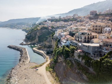 Pizzo Calabro, iskele, kale, hava görünümünü Calabria, turizm İtalya. Panoramik bir küçük kasaba, Pizzo Calabro denizin kenarında. Taş evler. Cliff üzerinde Aragonca kalenin standları