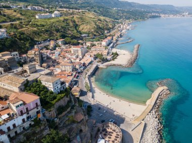 Bir iskele taş ve kayalar ile hava görünümünü denizde. Pizzo Calabro, panoramik yukarıdan iskele. Yaz deniz ve Turizm Güney İtalya Calabrian kıyılarında. Calabria, İtalya