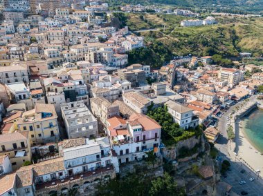 Pizzo Calabro, iskele, kale, hava görünümünü Calabria, turizm İtalya. Panoramik bir küçük kasaba, Pizzo Calabro denizin kenarında. Taş evler. Cliff üzerinde Aragonca kalenin standları