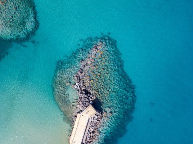 Bir iskele taş ve kayalar ile hava görünümünü denizde. Pizzo Calabro, panoramik yukarıdan iskele. Yaz deniz ve Turizm Güney İtalya Calabrian kıyılarında. Calabria, İtalya