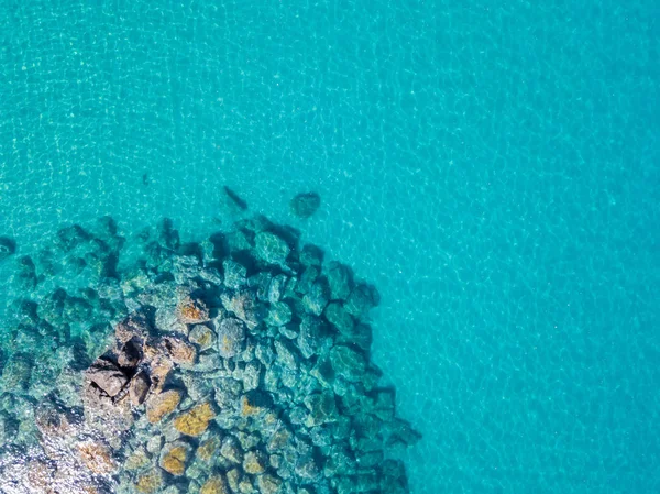 Aerial view of rocks on the sea. Overview of the seabed seen from above, transparent water — Stock Photo, Image