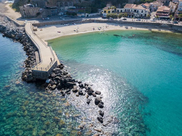 Bir iskele taş ve kayalar ile hava görünümünü denizde. Pizzo Calabro, panoramik yukarıdan iskele. Yaz deniz ve Turizm Güney İtalya Calabrian kıyılarında. Calabria, İtalya