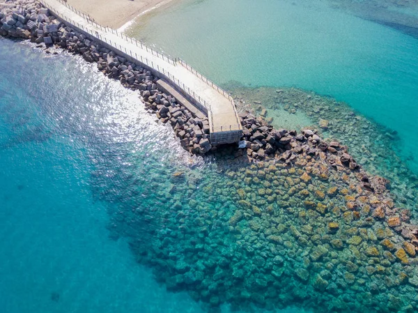 Bir iskele taş ve kayalar ile hava görünümünü denizde. Pizzo Calabro, panoramik yukarıdan iskele. Yaz deniz ve Turizm Güney İtalya Calabrian kıyılarında. Calabria, İtalya