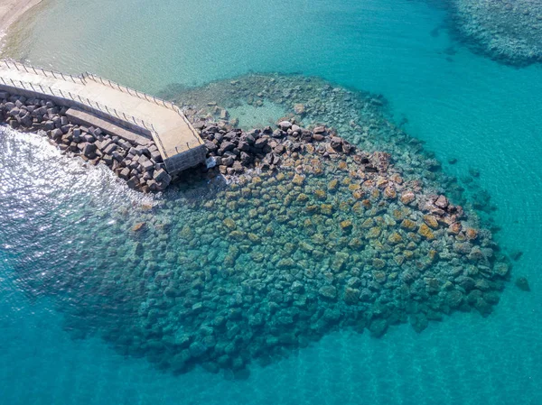 Bir iskele taş ve kayalar ile hava görünümünü denizde. Pizzo Calabro, panoramik yukarıdan iskele. Yaz deniz ve Turizm Güney İtalya Calabrian kıyılarında. Calabria, İtalya
