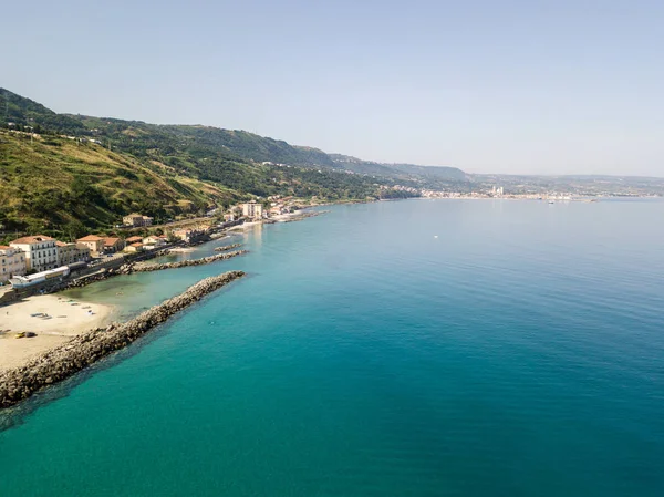 Aerial view of a pier with rocks and rocks on the sea. Pier of Pizzo Calabro, panoramic view from above. Summer sea and tourism on the Calabrian coast of Southern Italy. Calabria, Italy — Stock Photo, Image