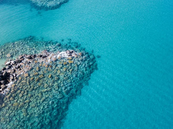 Denizde hava görünümünü taş. Yukarıda, şeffaf su Marnixkade deniz dibinin genel bakış