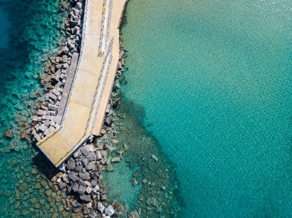 Bir iskele taş ve kayalar ile hava görünümünü denizde. Pizzo Calabro, panoramik yukarıdan iskele. Yaz deniz ve Turizm Güney İtalya Calabrian kıyılarında. Calabria, İtalya