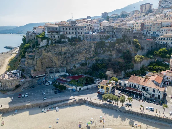 Pizzo Calabro, iskele, kale, hava görünümünü Calabria, turizm İtalya. Panoramik bir küçük kasaba, Pizzo Calabro denizin kenarında. Taş evler. Cliff üzerinde Aragonca kalenin standları