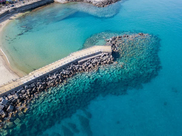 Αεροφωτογραφία του μια προβλήτα με πέτρες και βράχους στη θάλασσα. Προβλήτα του Pizzo Calabro, πανοραμική θέα από ψηλά. Το καλοκαίρι στη θάλασσα και τον τουρισμό για τη Καλαβρίας ακτών της Νότιας Ιταλίας. Καλαβρία, Ιταλία — Φωτογραφία Αρχείου