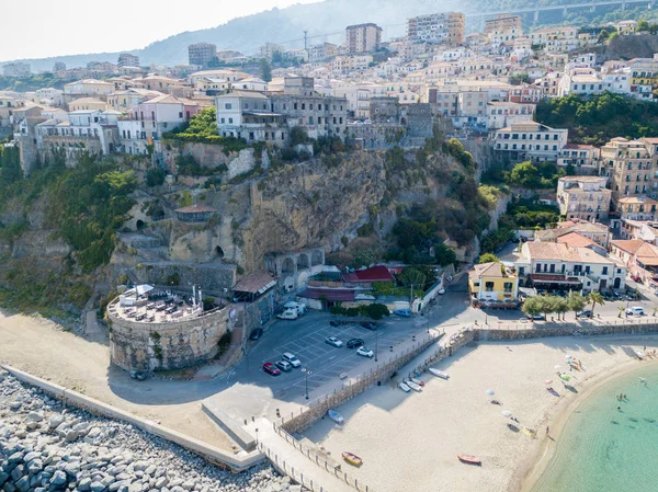 Veduta aerea di Pizzo Calabro, molo, castello, Calabria, turismo Italia. Vista panoramica sulla cittadina di Pizzo Calabro in riva al mare. Case sulla roccia. Sulla scogliera si erge il castello aragonese — Foto Stock